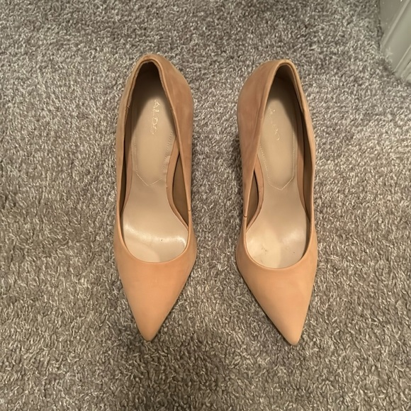 Light tan/Neutral Stilettos - Picture 1 of 4